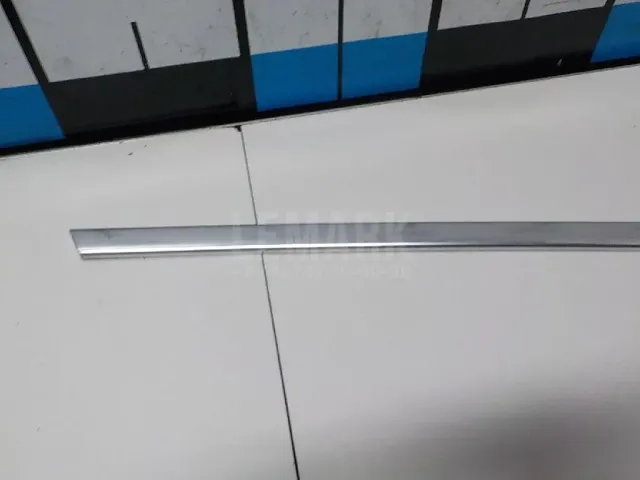 Накладка стекла заднего левого