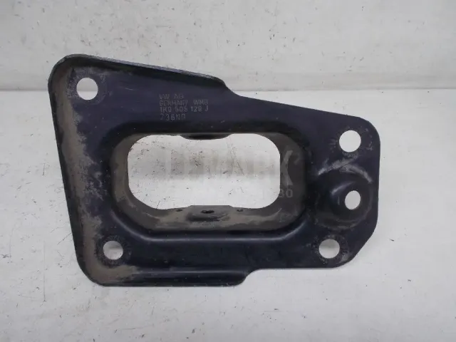 Кронштейн (п.з.к.) для  Audi 100/200 [43] 0-1983