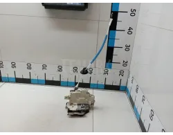 Замок двери передней левой