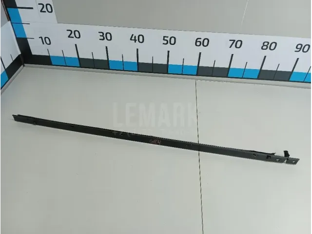 Накладка стекла переднего правого