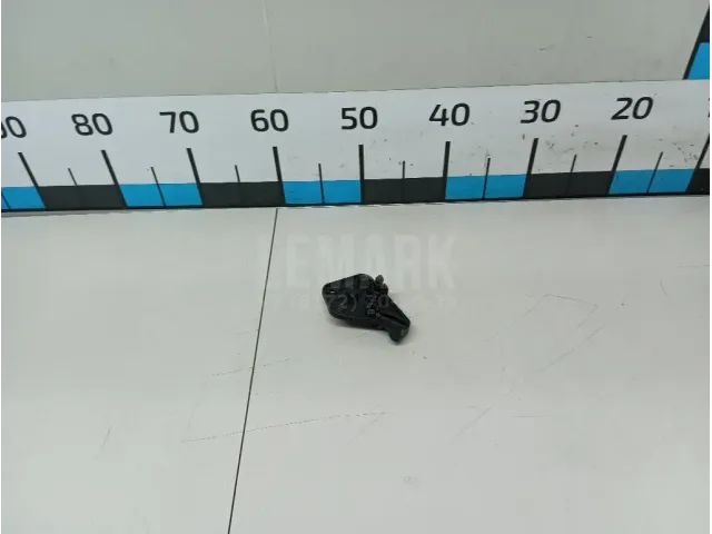 Кронштейн ручки открывания капота