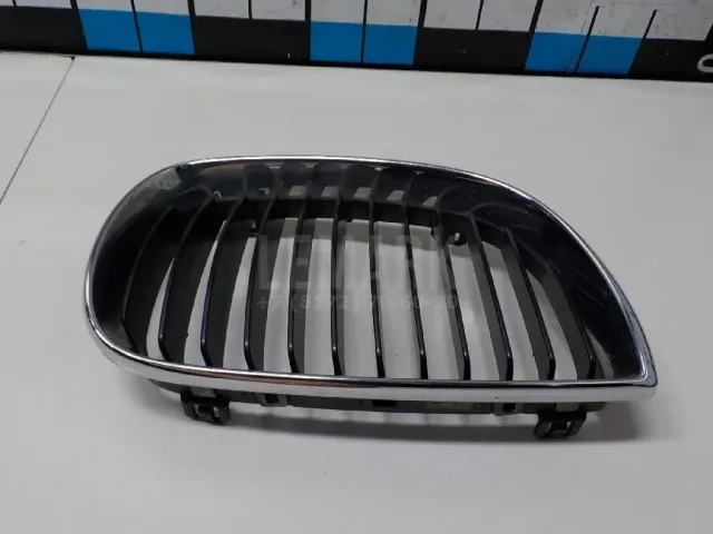 Решетка радиатора правая для  Cadillac SRX 2003-2009