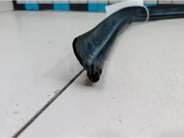 Уплотнитель капота