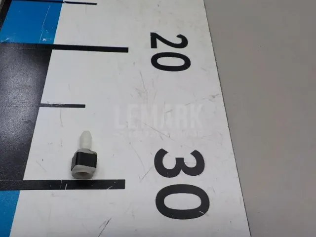 Штуцер трубки омывателя