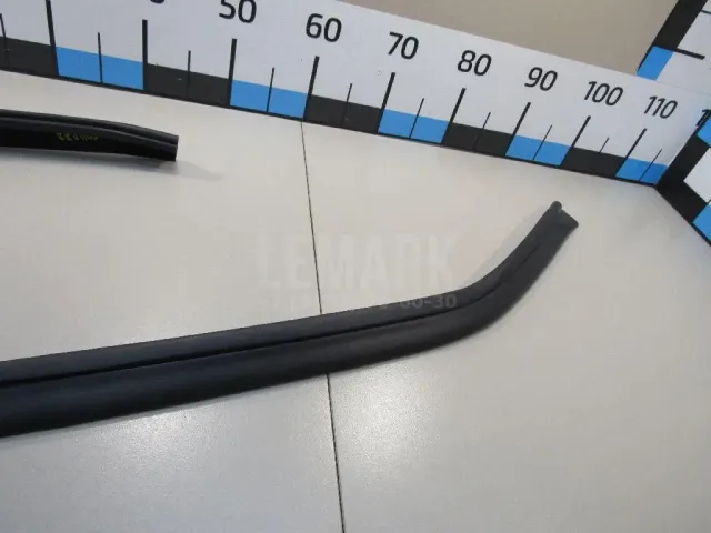 Уплотнитель капота