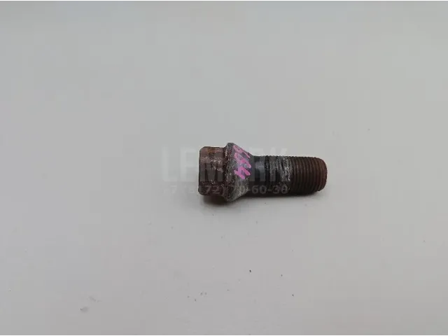 Болт колесный