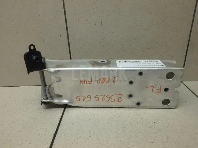 Кронштейн усилителя переднего бампера левый для  Dongfeng DFL4251 2007