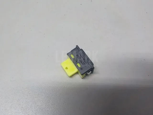 Кнопка открывания лючка бензобака