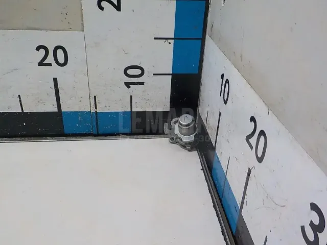 Вставка замка двери лев.
