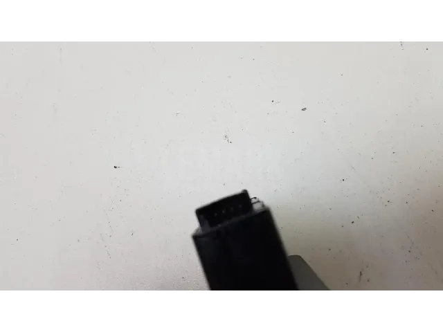Кнопка открывания багажника