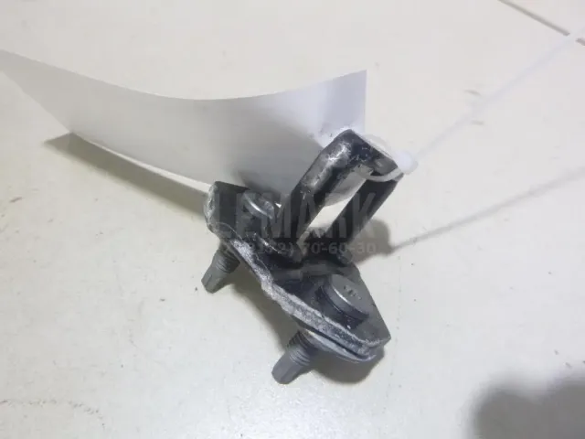 Ответная часть замка багажника