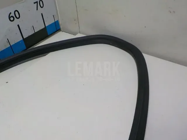Уплотнитель стекла двери для  Ford Fiesta 2008-2019