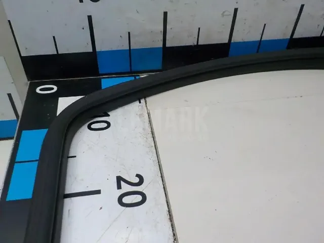 Уплотнитель стекла двери для  Ford Fiesta 2008-2019