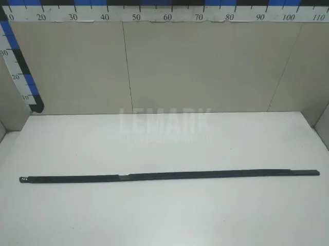 Накладка стекла заднего левого