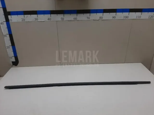Накладка стекла заднего левого