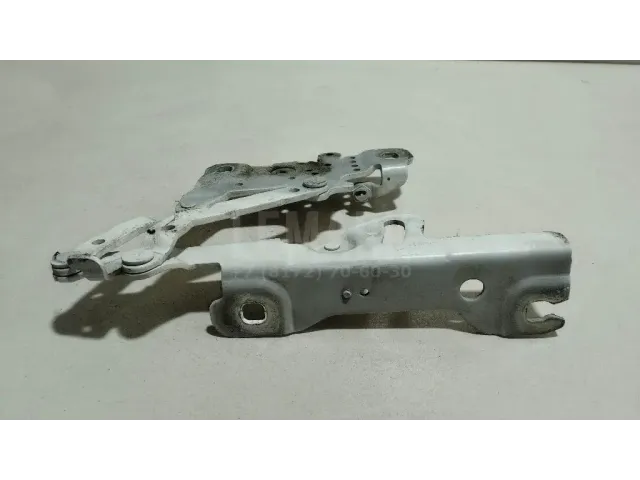Петля капота левая для  Chevrolet Silverado IV 2019-2022