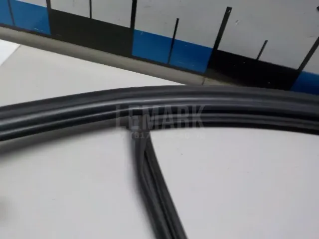Уплотнитель стекла двери для  Aurus
