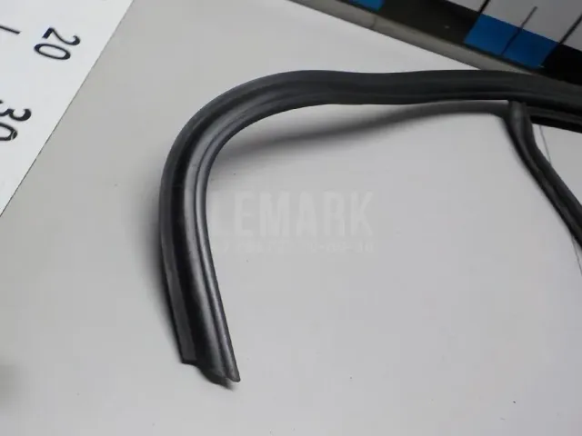 Уплотнитель стекла двери для  Aurus