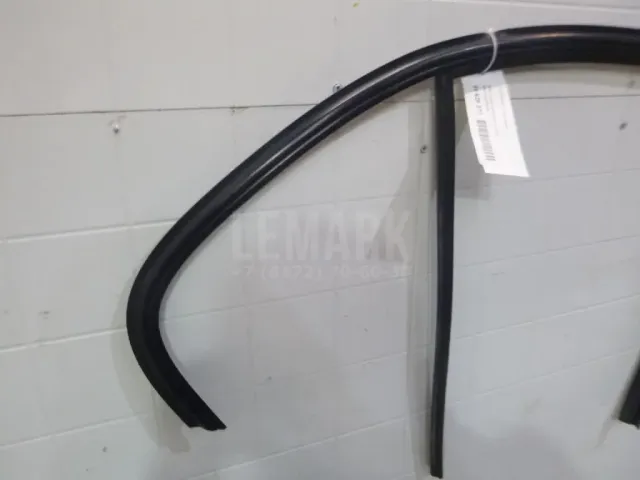 Уплотнитель стекла двери для  Ford C-MAX 2003-2010