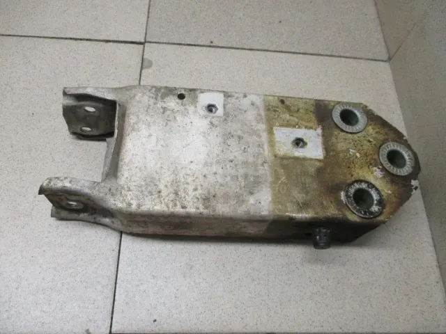 Кронштейн усилителя переднего бампера левый для  Ford C-MAX 2003-2010