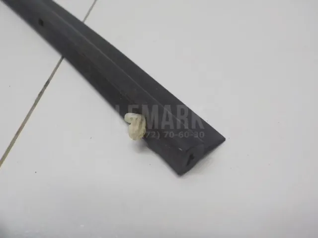 Уплотнитель двери для  GM Pontiac Vibe 2002-2007