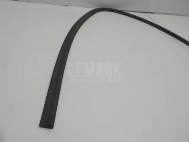 Уплотнитель двери для  GM Pontiac Vibe 2002-2007