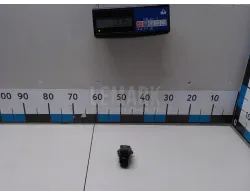 Кнопка фиксатора стояночного тормоза