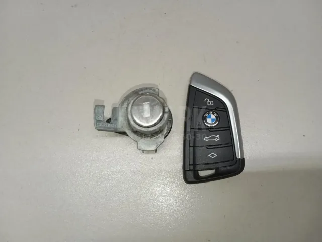 Вставка замка двери лев. для  Ford Kuga 2008-2012