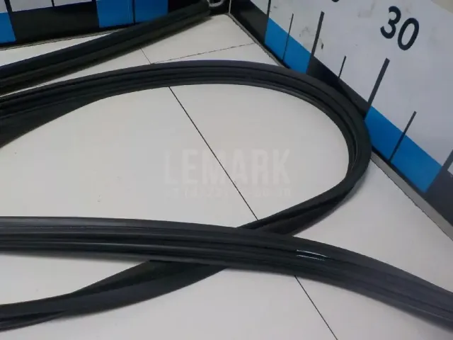 Уплотнитель стекла двери для  Ford Kuga 2008-2012