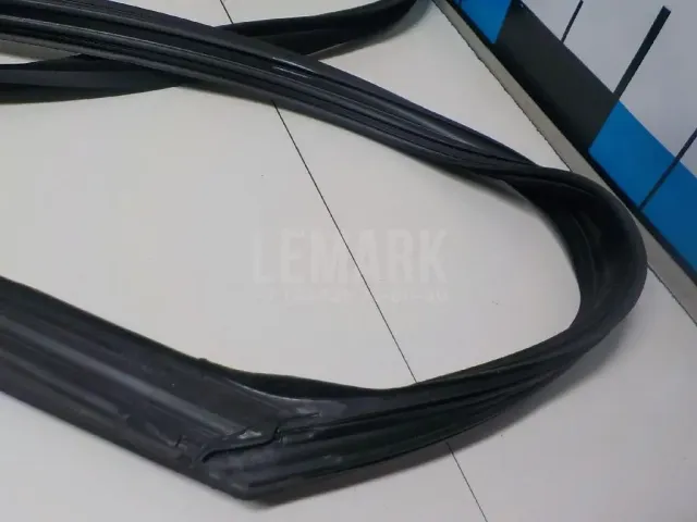 Уплотнитель стекла двери для  Ford Kuga 2008-2012