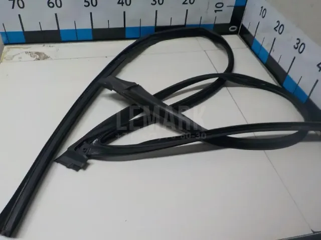 Уплотнитель стекла двери для  Ford Kuga 2008-2012