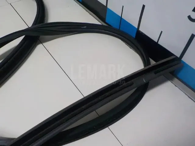 Уплотнитель стекла двери для  Ford Kuga 2008-2012