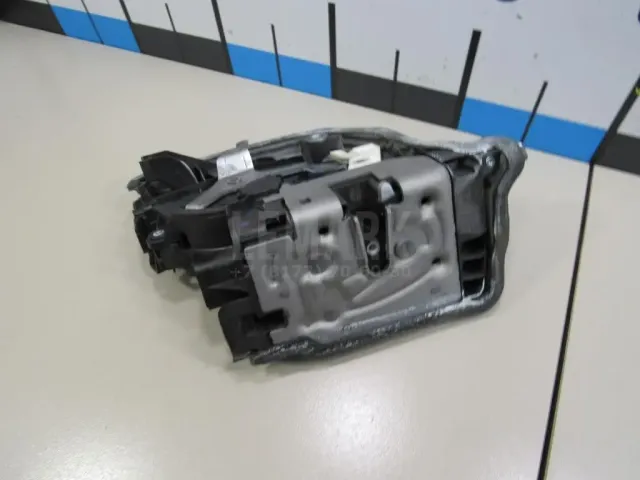 Замок двери передней правой для  Chevrolet Suburban 2014-2020