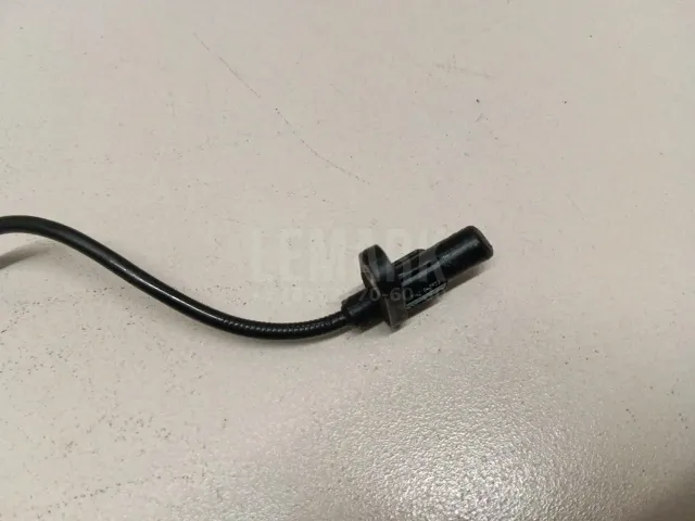Датчик ABS передний