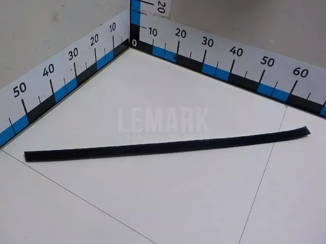 Накладка стекла переднего правого