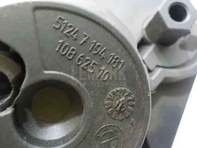 Вставка замка багажника