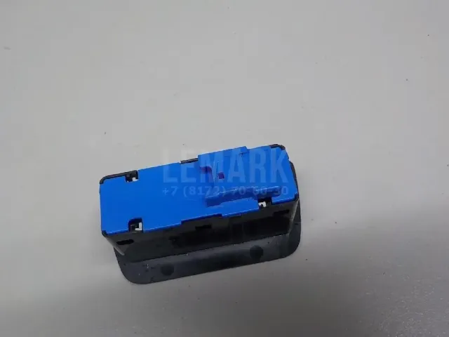 Кнопка открывания багажника
