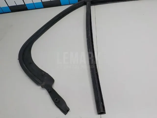 Уплотнитель стекла двери для  BMW 7-serie G11/G12 2015-2022