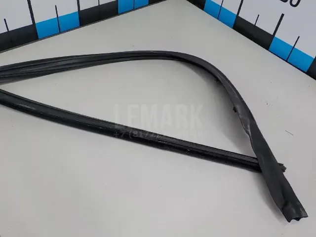 Уплотнитель стекла двери для  BMW 7-serie G11/G12 2015-2022