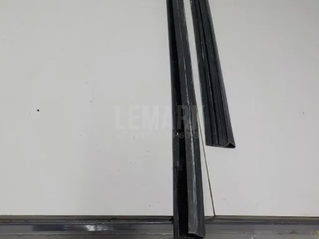 Уплотнитель стекла двери для  BMW 7-serie G11/G12 2015-2022