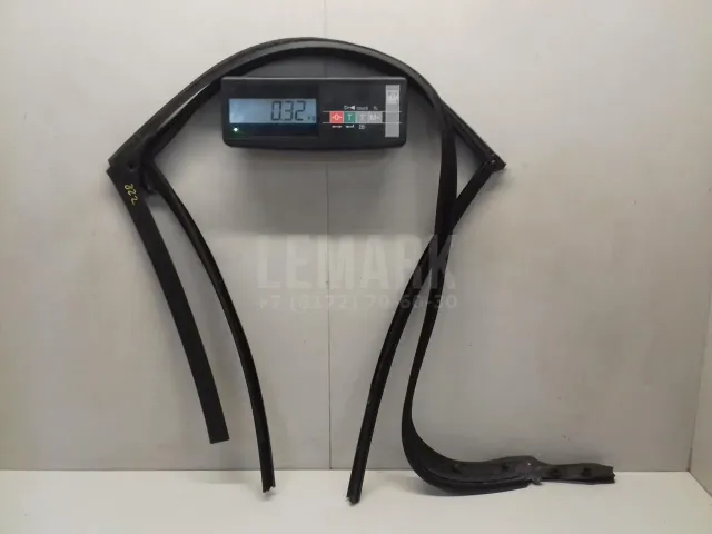 Уплотнитель стекла двери для  GM Pontiac Vibe 2002-2007
