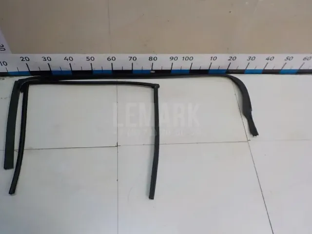 Уплотнитель стекла двери для  Daihatsu Charade 0-1993