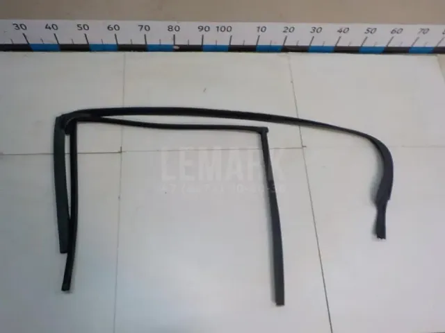 Уплотнитель стекла двери для  Daihatsu Charade 0-1993