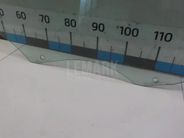 Стекло двери передней правой