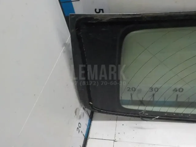 Стекло двери багажника