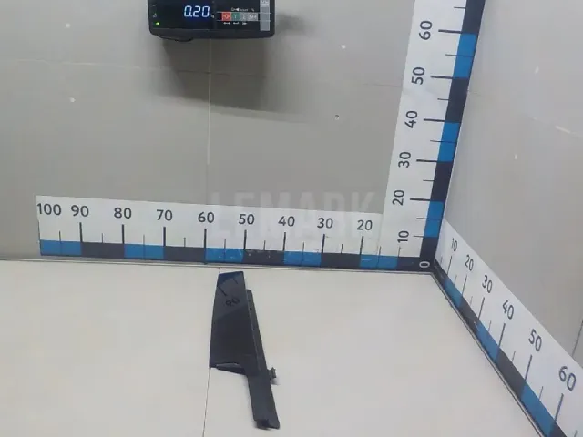 Накладка двери передней правой