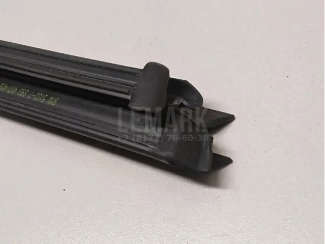 Уплотнитель стекла двери для  GM Pontiac Vibe 2002-2007