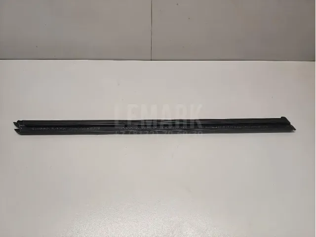 Уплотнитель стекла двери для  GM Pontiac Vibe 2002-2007