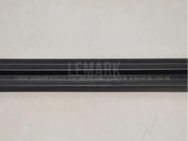 Уплотнитель стекла двери для  GM Pontiac Vibe 2002-2007