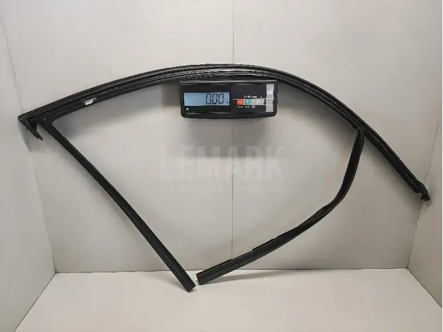 Уплотнитель стекла двери для  Daihatsu Charade 0-1993